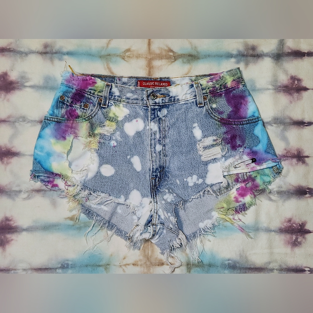 VTG Levi's 550 Tie Dye Cutoffs
